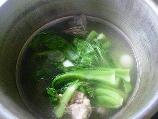 Green Vegetable Quail Egg Meat Bone Soup recipe