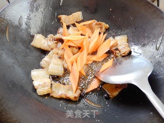 Stir-fried Pork Belly with Carrots and Green Peppers recipe