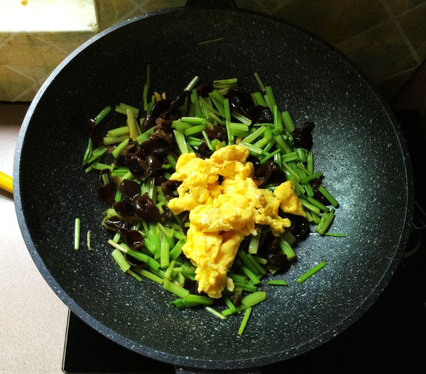 Scrambled Eggs with Celery and Black Fungus recipe