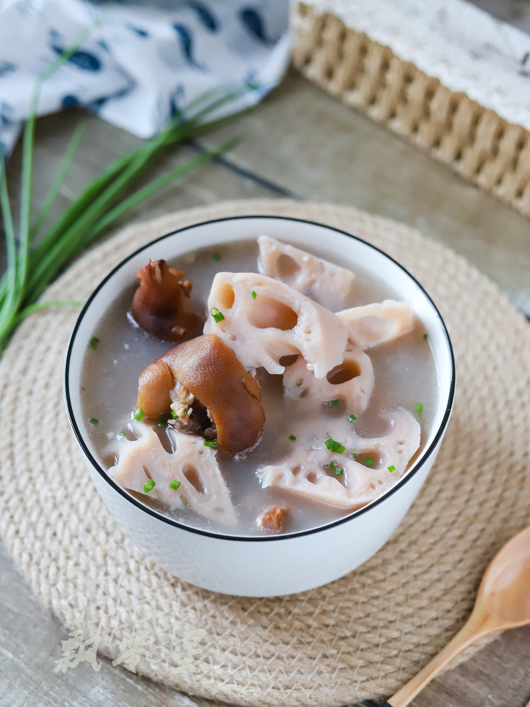 The Most Suitable Soup for Warming The Stomach in Winter-braised Pig's Feet with Lotus Root