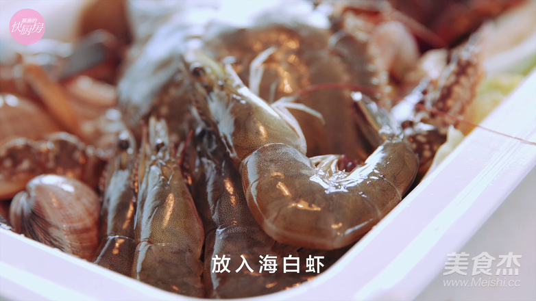Fresh Big Satisfying Seafood Pot that Swallows Your Tongue recipe