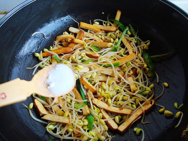 Stir-fried Soy Sprouts with Leek recipe