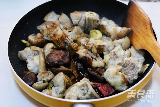 Stewed Pork Knuckles with Mushroom and Yuba recipe