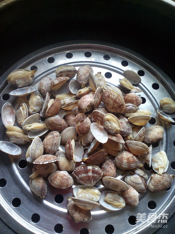 Steamed Clams in Raw Sauce recipe