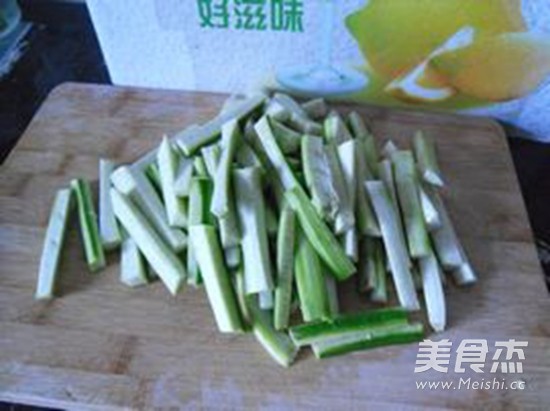 Stir-fried Snake Gourd Strips with Chopped Pepper recipe