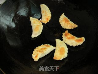 Pan-fried Dumplings Stuffed with Lard Residue recipe