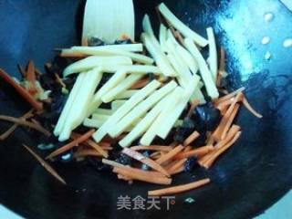 Stir-fried Corn Rice Cake with Carrot Fungus recipe