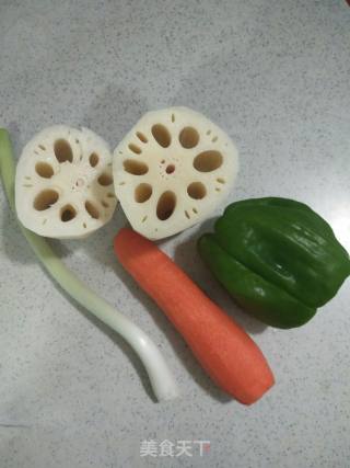 Stir-fried Lotus Root with Green Pepper and Carrot recipe