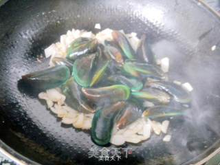 Grilled Mussels with Onions recipe