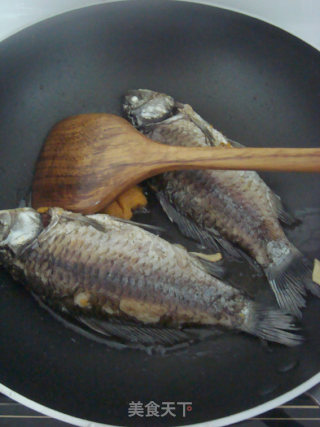 Crucian Carp, Clam, Wolfberry Leaf Soup recipe