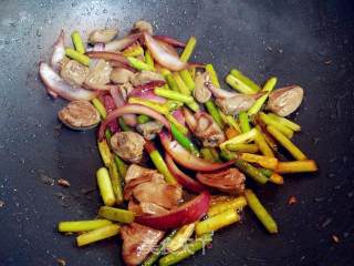 Stir-fried Chicken Hearts with Onion Garlic Moss recipe