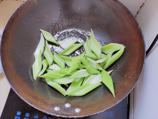 Celery Fungus Fried Noodles recipe