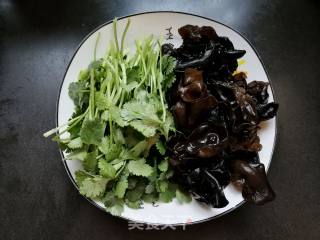 Coriander Mixed with Black Fungus recipe