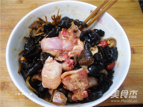 Steamed Chicken with Wormwood Fungus recipe