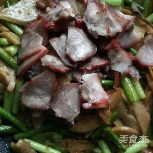 Pork Nose Garlic Stalk Stir-fried Vegetarian Sausage recipe