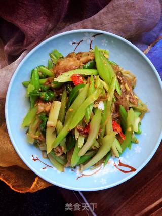 Celery Stir-fried Noodles recipe