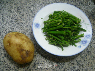 Stir-fried Shredded Potatoes with Asparagus Tips recipe