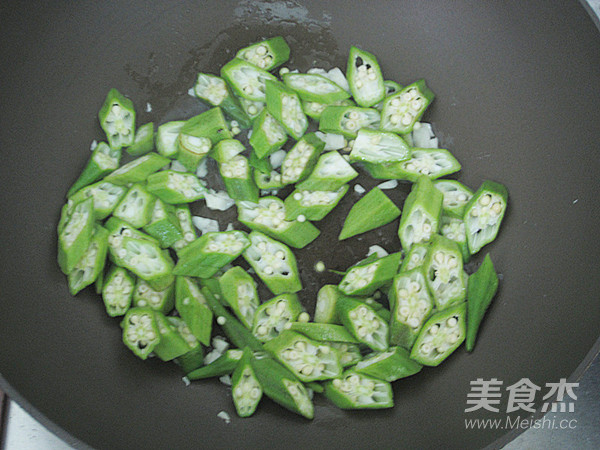 Fried Poached Egg with Okra recipe