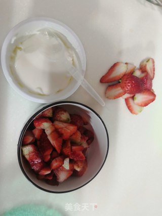 Strawberry Sago Mixed with Old Yogurt recipe