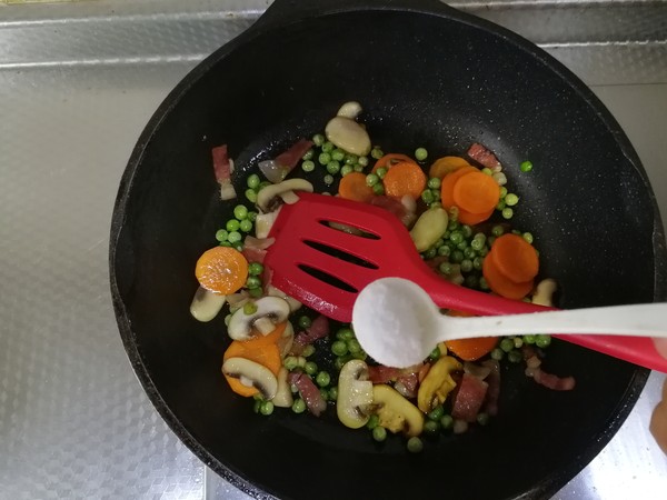 Stir-fried Bacon with White Mushrooms and Peas recipe