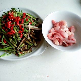 Stir-fried Pork with Wild Celery Stalks recipe