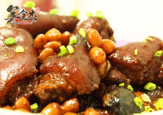 Braised Pork Knuckle with Peanuts recipe