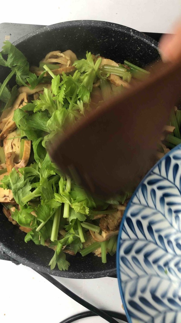 Stir-fried Home-cooked Celery recipe