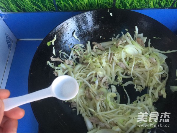 Fried Noodles with Onion, Cabbage and Shredded Pork recipe