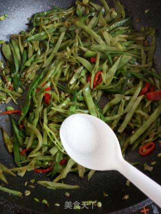 Stir-fried Shredded Lentils with Chili recipe