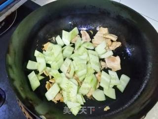 Stir-fried Chicken Breast with Cucumber recipe