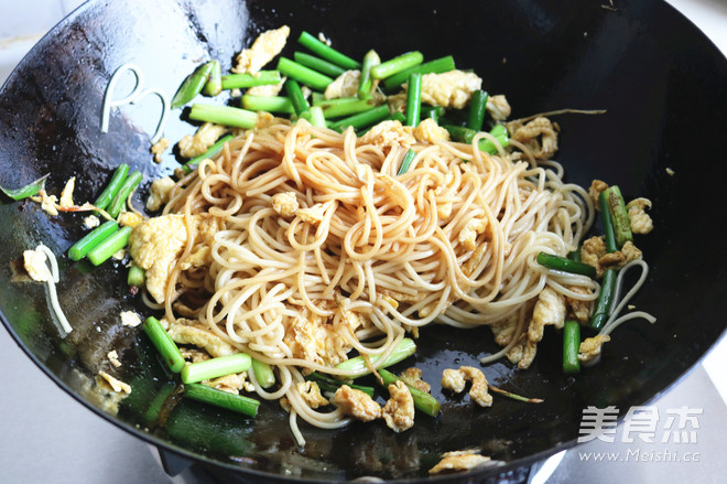 Fried Noodles with Garlic and Egg recipe