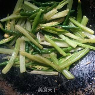 Stir-fried Pork Liver with Celery recipe