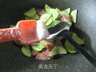 Stir-fried Zucchini with Elbow Ham recipe