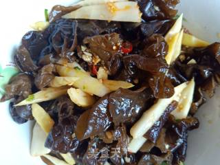 Wild Bamboo Shoots Mixed with Fungus recipe