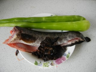 Lettuce Stalk Black Fungus Black Fish Soup recipe