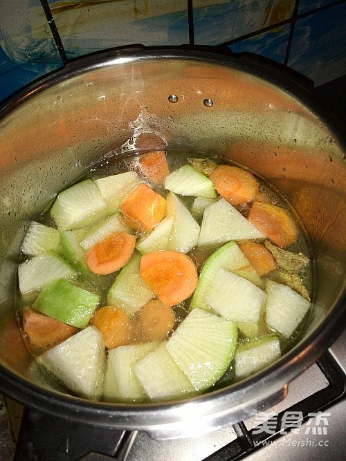 Two-color Radish Lamb Bone Soup recipe