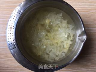 White Fungus, Lotus Seed and Red Date Soup recipe