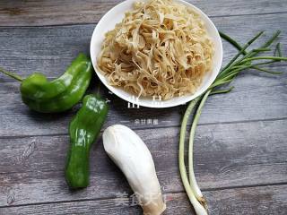 #快手素菜#pleurotus Eryngii and Green Pepper Fried Dried Shreds recipe