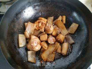 Stewed Radish with Pig Tail recipe