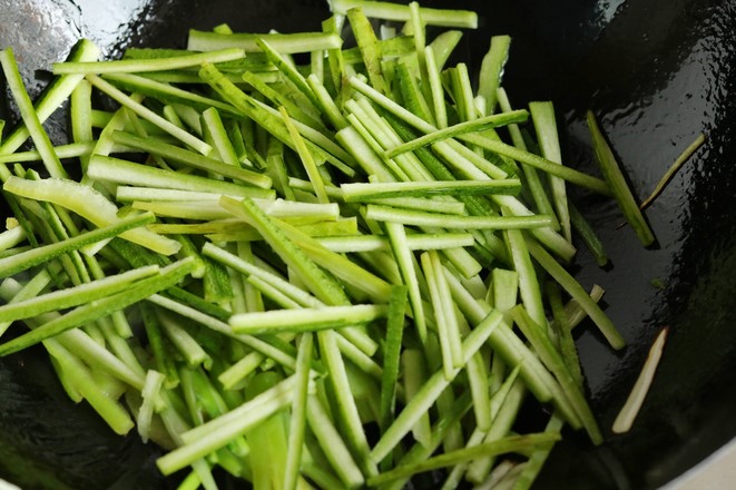 Stir-fried Loofah Skin with Green Pepper recipe