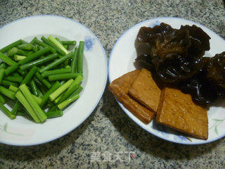 Stir-fried Garlic Sprouts with Dried Black Fungus recipe