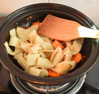 Thousands of Carrots and Crucian Carp in Clay Pot recipe