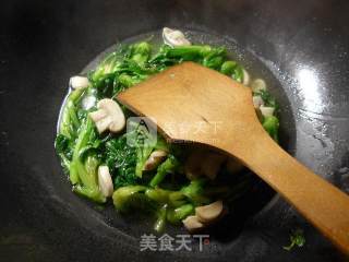 Stir-fried Artemisia with Mushrooms recipe