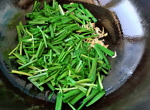 Scrambled Eggs with Leek and Shrimp Skin recipe