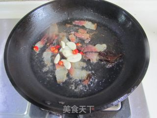 Stir-fried Bacon with Artemisia recipe