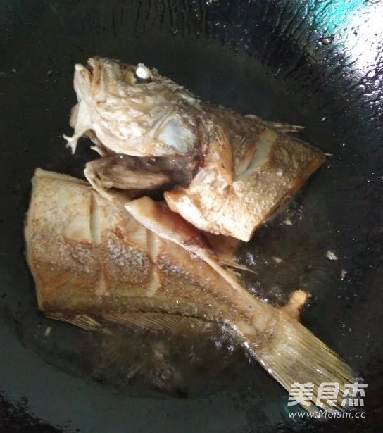 Fry A Fish in An Iron Pan recipe