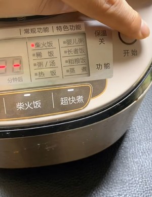 Eat Three Big Bites of Meat-roasted Chicken Legs in A Rice Cooker recipe
