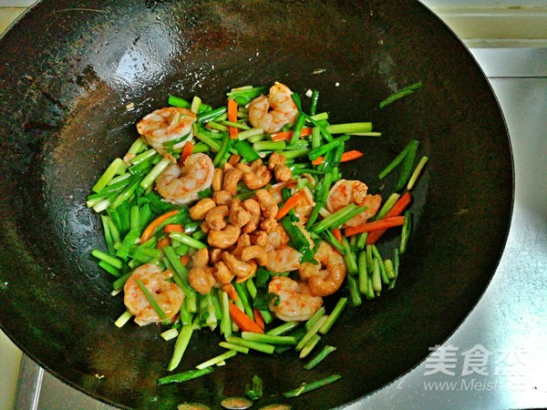 Shrimp with Leek and Cashew Nuts recipe