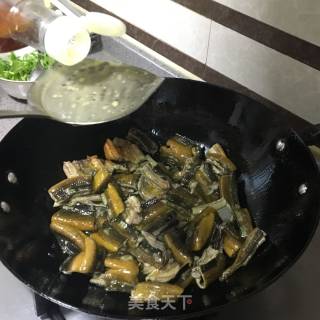 Stir-fried Eel with Garlic recipe