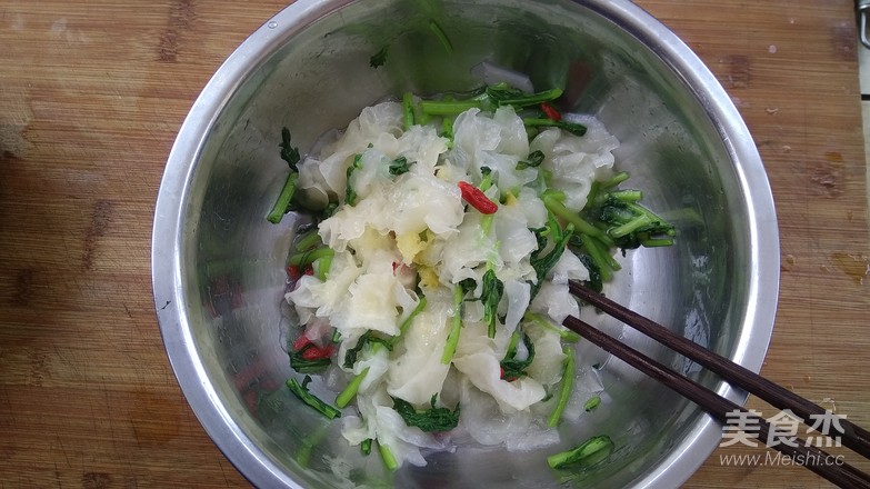 Fresh White Fungus Mixed with Chrysanthemum recipe